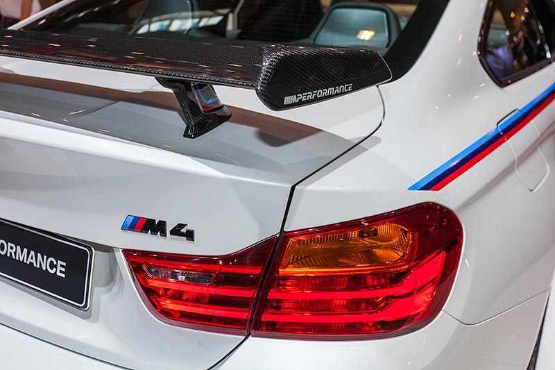 BMW M4 mit BMW M Performance Heckspoiler Carbon durchstr�mt	(3.100 Euro)