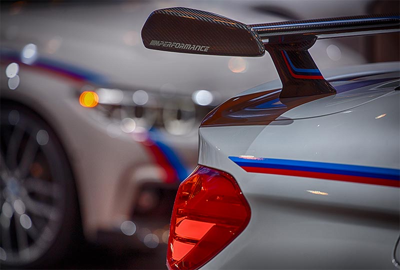 
BMW M4 mit BMW M Performance Heckspoiler, neben einem BMW 330d xDrive, Essen Motor Show 2016