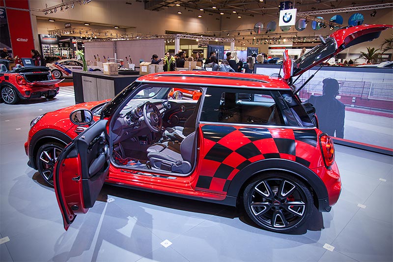 MINI John Cooper Works, mit Front- und Heckstreifen (115 Euro)