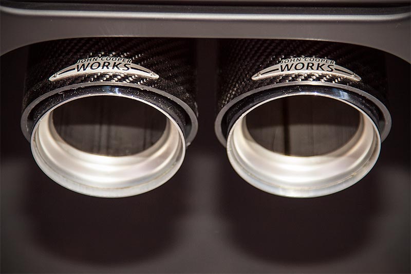 MINI John Cooper Works, Schalld�mpfersystem Titan (6.620 Euro) und Endrohrblenden Carbon (1.250,40 Euro)