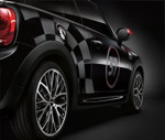MINI Cooper S 3-Türer mit John Cooper Works Pro Side Stripes Racing '37' und 18 Zoll Leichtmetallrädern John Cooper Works Pro Cross Spoke 506 in Jet Black.