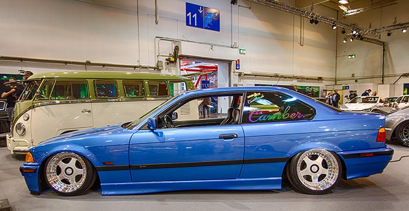 BMW 320i (E36), Tankdeckel gecleant, Hecksto�f�nger mit US-Sidemarkers und gecleanter Sicke, US Heckklape