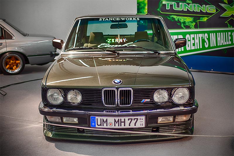 BMW 538i (E28), original Karosserie mit 'BBS' Frontspoiler und 'Pfeba' Heckschrze