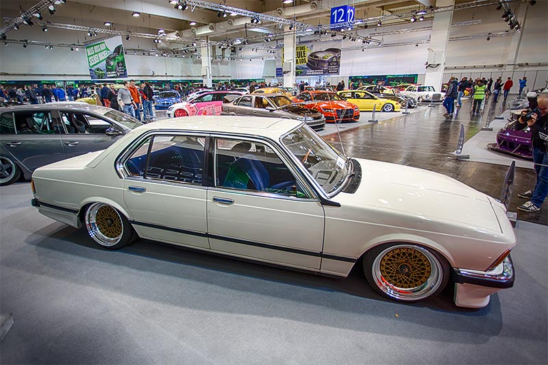  BMW 728 (E23) mit Chromparts: Fenster-Keder, K�hlergrill, Sto�stangen-Keder und Spiegel