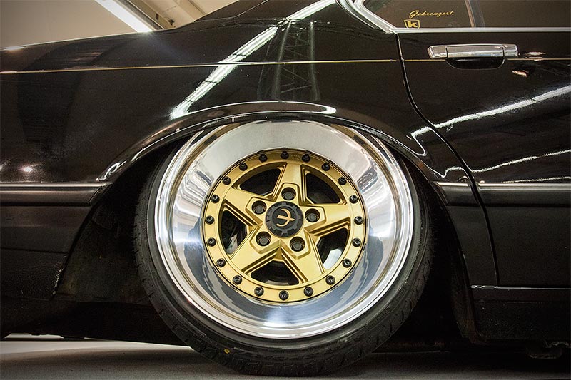 BMW 728i (E23), 3-teilige Epsilon 'Southern Ways' Felgen in 8,5J x 18 Zoll, ET 24 (VA) und 10,5J x 18 Zoll