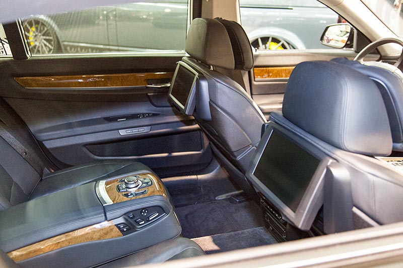 BMW 750Li (F02), Fond-Entertainment mit iDrive Controller auf der Mittelkonsole im Fond