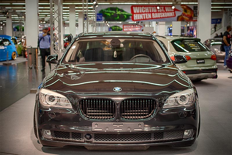 BMW 750Li (F02), alle Chromteile inkl. Niere vorne in glanzschwarz foliert, Scheinwerfer in gelb foliert