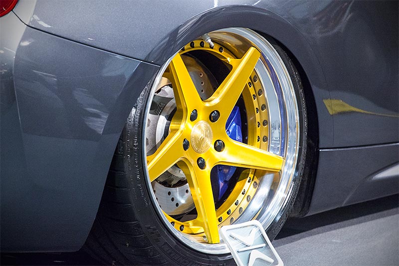 BMW M2 (F87), Bereifung: 245/35 ZR19 (VA) und 265/35 ZR19 (HA), Sterne in 'gold' lackiert, Betten poliert