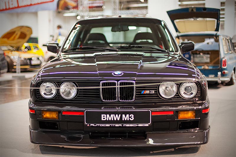 BMW M3 (E30), neu lackiert in BMW diamantschwarz metallic, mit Cecotto Frontspoiler