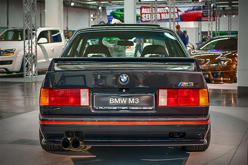 BMW M3 (E30), Stostange vorne und hinten mit rotem Streifen wie beim BMW E30 Evoluton M3