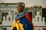 BMW Individual 7 Series by Esther Mahlangu: Knstlerin Esther Mahlangu vor ihrem Haus in Middelburg, Provinz Mpumalanga, Sdafrika.