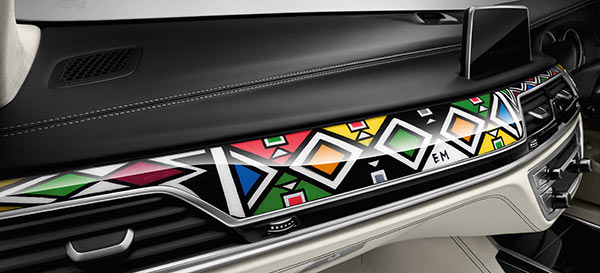 Zierleiste des Armaturenbretts des BMW Individual 7er bemalt von Esther Mahlangu