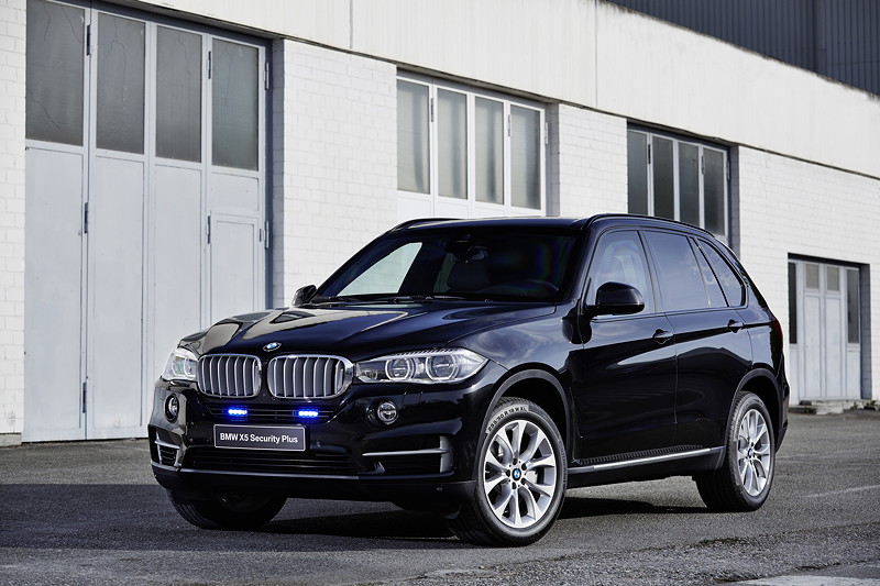 BMW auf der GPEC 2016: BMW X5 xDrive50i Security Plus mit Blaulicht vorne