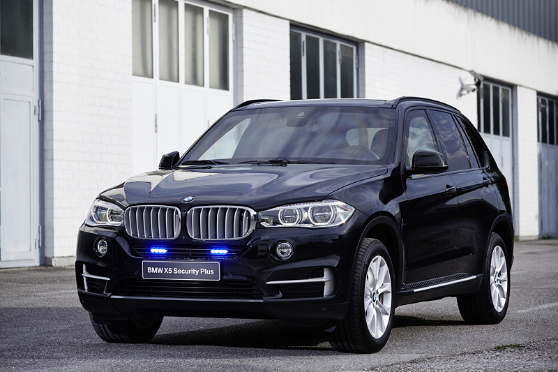BMW auf der GPEC 2016: BMW X5 xDrive50i Security Plus mit Blaulicht vorne