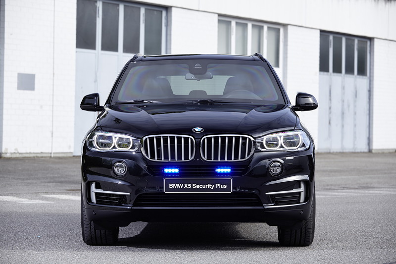 BMW auf der GPEC 2016: BMW X5 xDrive50i Security Plus mit Blaulicht vorne