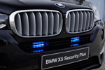 BMW auf der GPEC 2016: BMW X5 xDrive50i Security Plus, Blaulicht per LED vorne