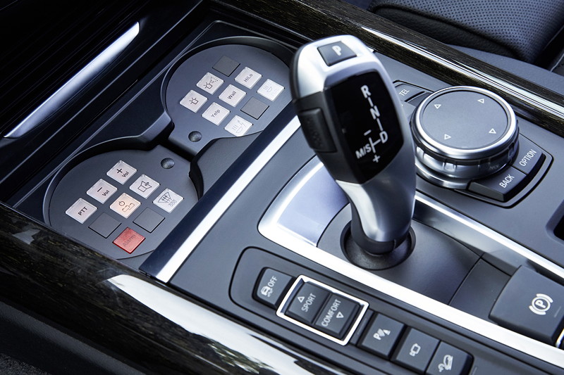 BMW auf der GPEC 2016: BMW X5 xDrive50i Security Plus, Mittelkonsole mit zus. Tasten