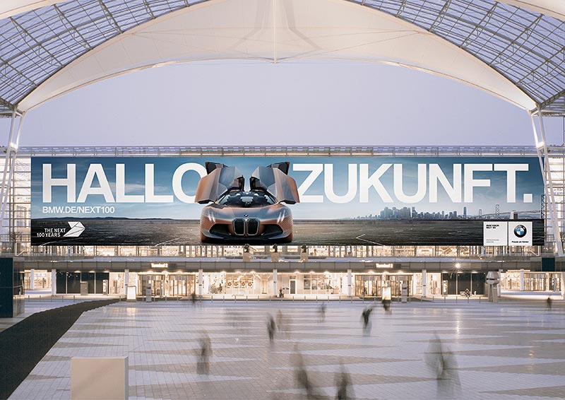 HALLO ZUKUNFT- die Jubil�umskampagne von BMW Deutschland. Geplantes Plakat an der Westfassade des Flughafens M�nchen.