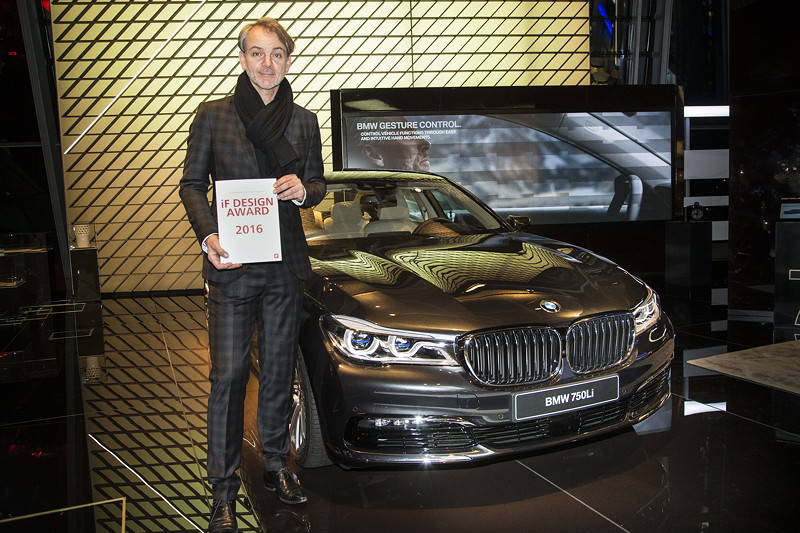 Adrian van Hooydonk, Senior Vice President BMW Group Design, mit dem iF design award fr den neuen BMW 7er in der BMW Welt.