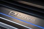 BMW 740Le xDrive iPerformance, beleuchtete Einstiegsleiste mit eDrive Schriftzug.