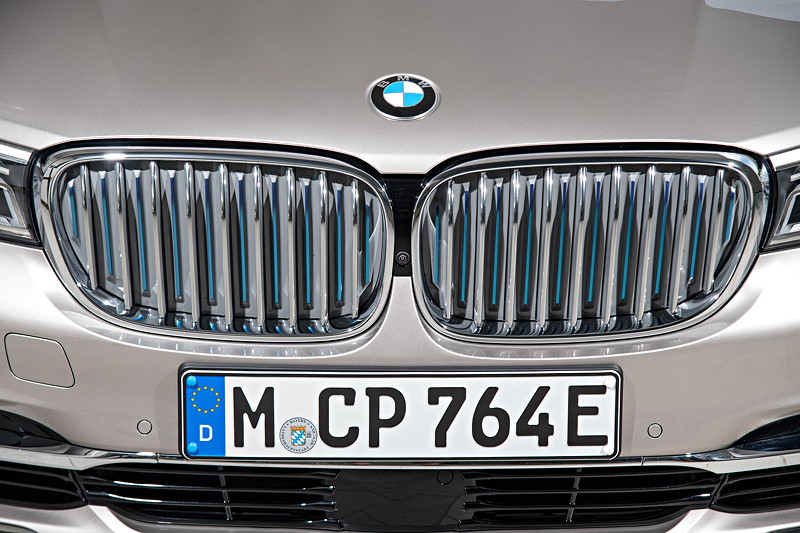 BMW 740Le xDrive ePerformance, blaue Nierenst�be (im geschlossenen Nierenzustand) deuten auf den Hybrid-Antrieb hin.