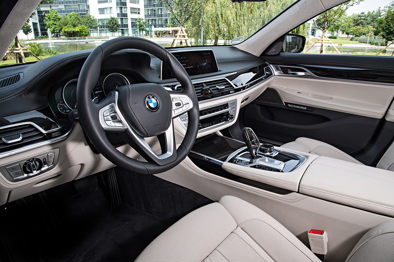 BMW 740Le xDrive iPerformance, Cockpit, Instrumententafel lederbezogen zum Mehrpreis von 1.450 Euro