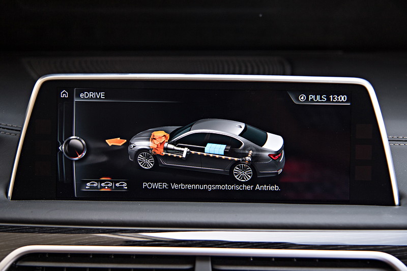 BMW 740Le xDrive iPerformance, Bordbildschirm, Anzeige: Antrieb Verbrennungsmotor