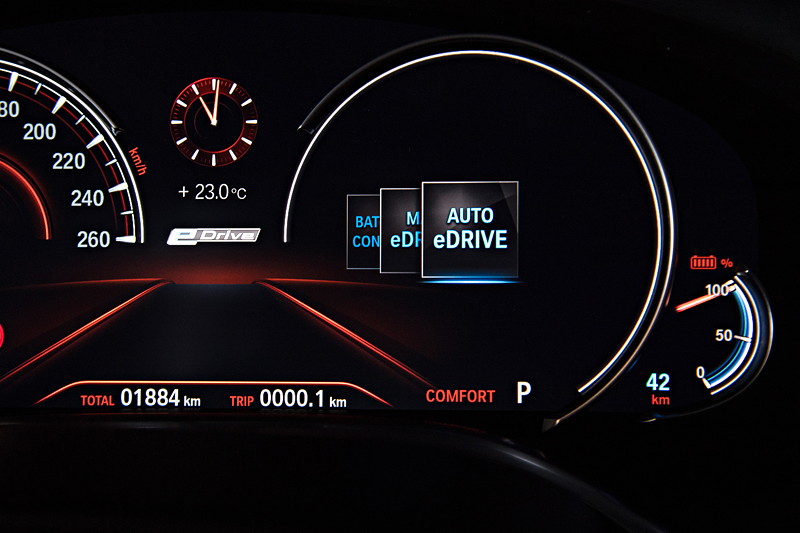 BMW 740Le xDrive iPerformance, Tacho Instrumente. Wahl des eDrive Modus, hier 'Auto eDrive'.
