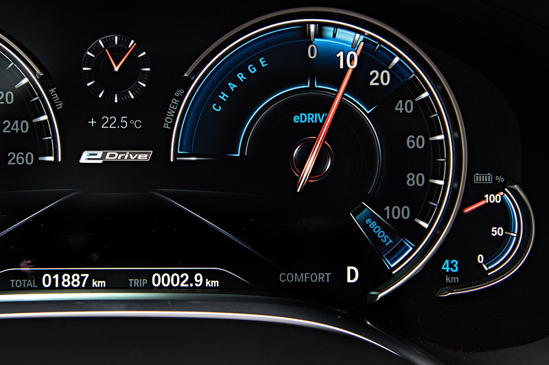 BMW 740Le xDrive iPerformance, Tacho Instrumente. Bis ca. 30 Prozent Lastanforderung wird rein elektrisch gefahren.