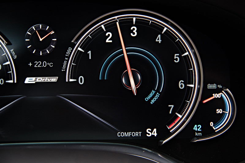 BMW 740Le xDrive iPerformance, Tacho Instrumente. Im Sport-Modus gibt es einen 'normalen' Drezahlmesser.