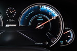 BMW 740Le xDrive iPerformance, Tacho Instrumente. Fahrt im rein elektrischen Modus 'MAX eDrive'.