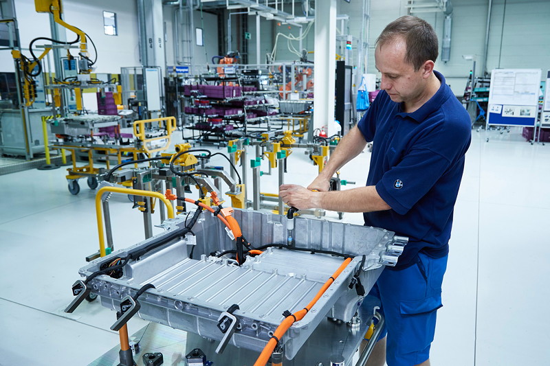 Viel Handarbeit bei der Produktion der Hochvoltspeicher f�r Plug-in-Hybridfahrzeuge.