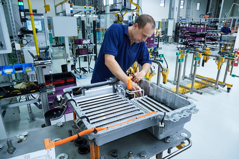 Produktion von Hochvoltspeichern in Dingolfing fr Plug-in-Hybridfahrzeuge.
