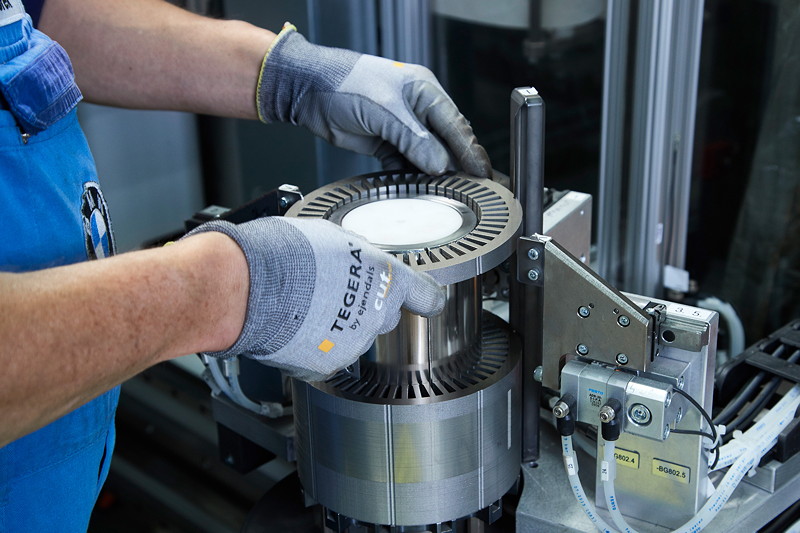 Fertigung eines Elektro-Motors fr BMW PHEV Fahrzeuge im Werk Dingolfing.