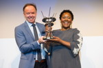 BMW Welt Jazz Award 2016: Dr. Ian Robertson, Mitglied des Vorstands BMW AG, und Gewinnerin Indra Rios-Moore