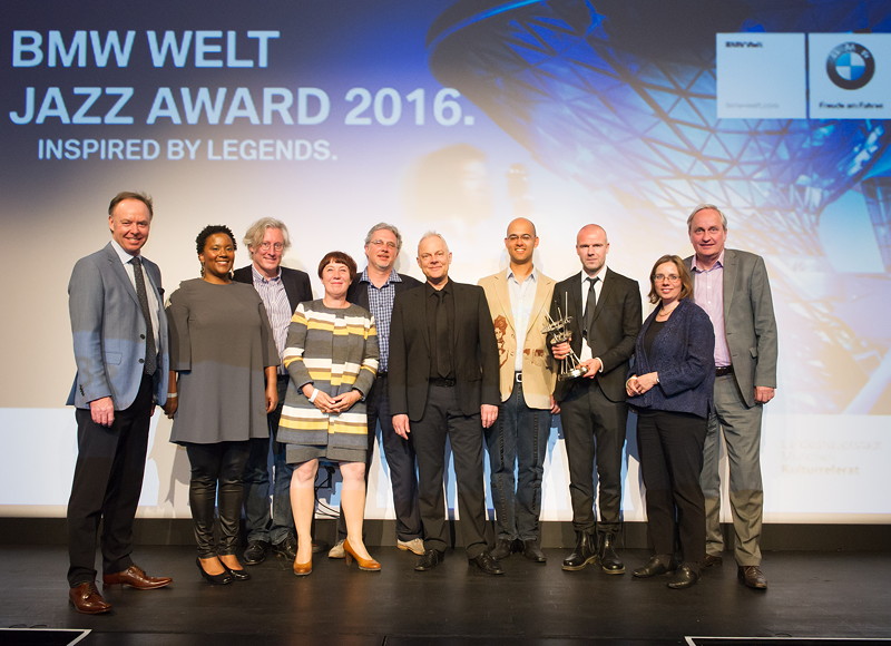 BMW Welt Jazz Award 2016: Das Siegerensemble Indra Rios-Moore mit Dr. Ian Robertson, Mitglied des Vorstands der BMW AG, und der Jury des BMW Welt Jazz Awards.