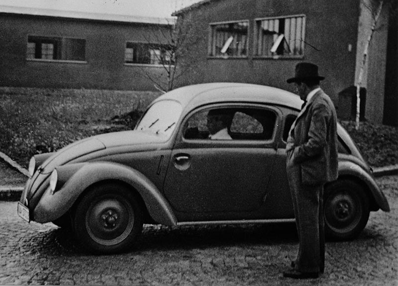 Ferdinand Porsche an einem Kfer-Prototyp (1937)