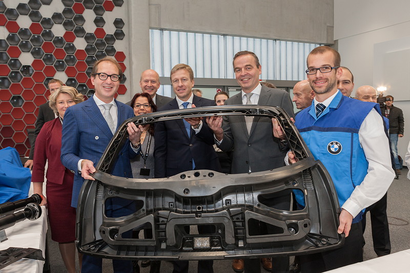 Mitarbeiter der BMW Group erlutern Bundesverkehrsminister Alexander Dobrindt eine der Innovationen aus dem Leichtbauzentrum: eine Heckklappe aus Kunststoff.
