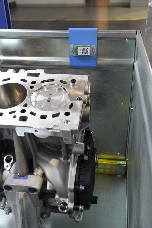 Condition Monitoring �ber Sensoren (im Bild auf blauem Hintergrund) in der Logistik des BMW Group Produktionsnetzwerks