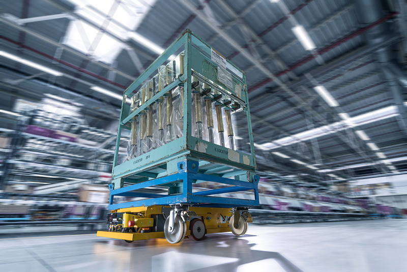 Smart Transport Roboter transportiert Rollcontainer durch Logistikhalle in BMW Group Werk Wackersdorf