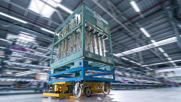Smart Transport Roboter transportiert Rollcontainer durch Logistikhalle in BMW Group Werk Wackersdorf