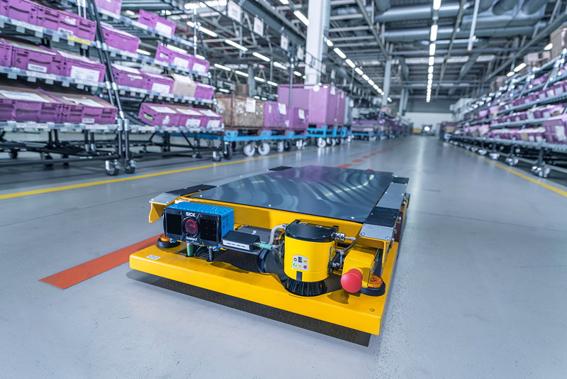 Smart Transport Roboter transportiert Rollcontainer durch Logistikhalle in BMW Group Werk Wackersdorf
