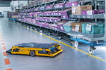 Smart Transport Roboter transportiert Rollcontainer durch Logistikhalle in BMW Group Werk Wackersdorf