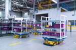 Smart Transport Roboter transportiert Rollcontainer durch Logistikhalle in BMW Group Werk Wackersdorf