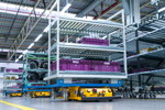 Smart Transport Roboter transportiert Rollcontainer durch Logistikhalle in BMW Group Werk Wackersdorf