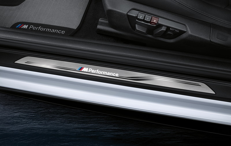 BMW 2er Coup (F22), BMW M Performance 2014, LED Einstiegsleisten.
