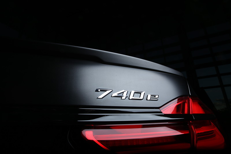 BMW 740e xDrive iPerformance - M Performance lackierter Spoiler.