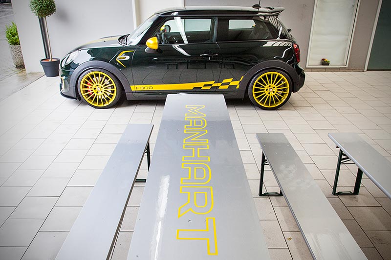 Manhart F300 in der Werstatthalle von Manhart