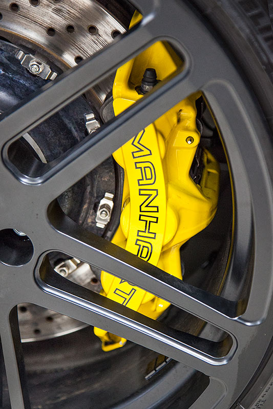 Manhart MH3 500, gelb lackierter Bremssattel mit Manhart Schriftzug