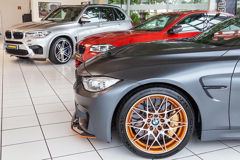 BMW M4 GTS im Showroom von Manhart Performance